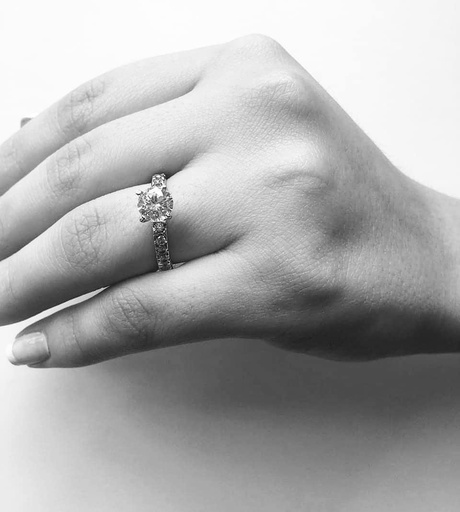 Anillo solitario oro blanco 
